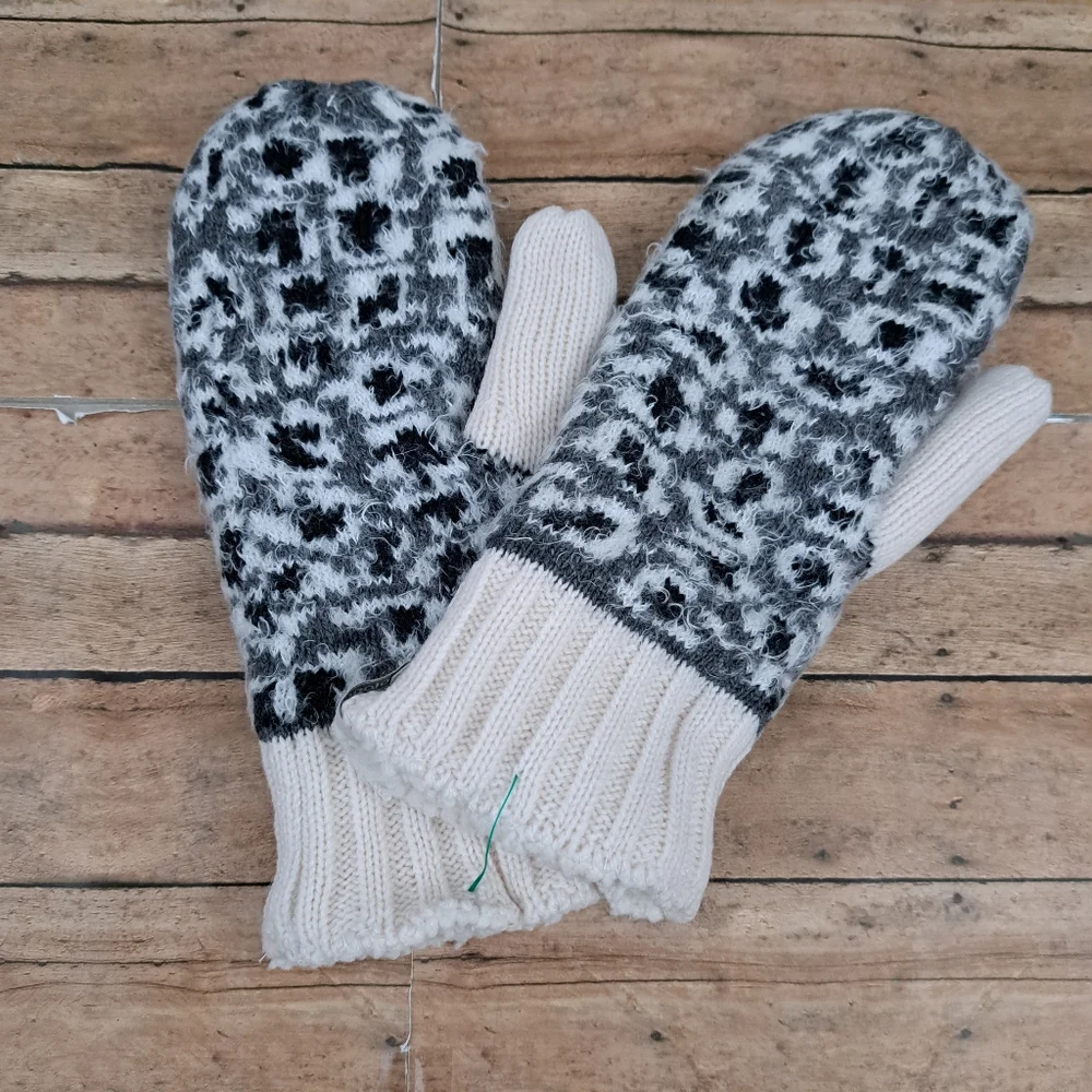 Isotoner Women's Soft Acrylic Knit Black/White Print Mittens Gloves On…